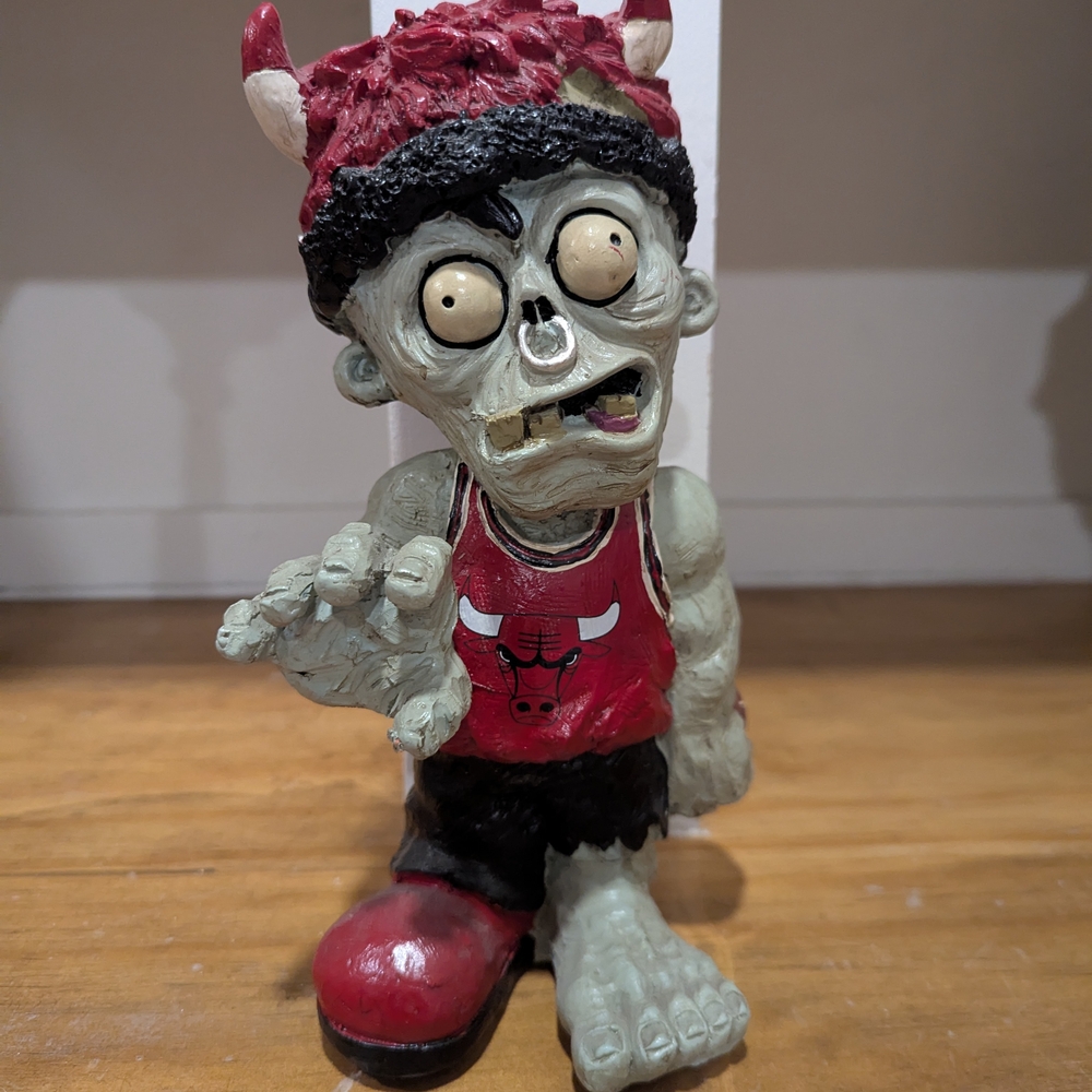 Forever Collectibles NBA Chicago Bulls Zombie Resin Figure 9"